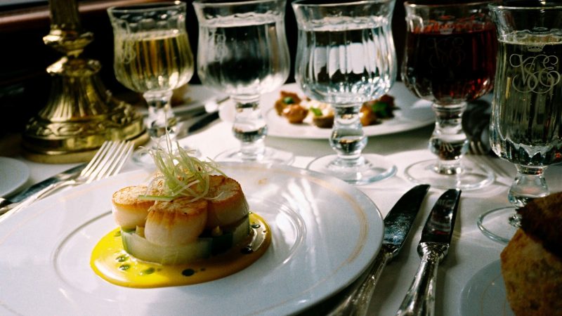 guests dine in one of two restaurant cars, Étoile du Nord or L’Oriental, each with its own Art Deco character. The setting makes dinner an occasion in itself—a fitting opportunity to dress up and enjoy an evening together after the wedding festivities.